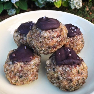 Snack sain : Energy Ball protéinée au chanvre bio