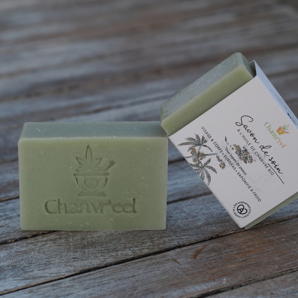 Savon à l'huile de chanvre vert saponifié à froid 100g, sur un fond en bois