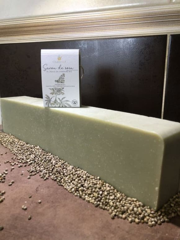 savon bio enrichi en huile de chanvre, idéal pour nettoyer et nourrir la peau en douceur. Parfait pour les peaux sèches et sensibles.
